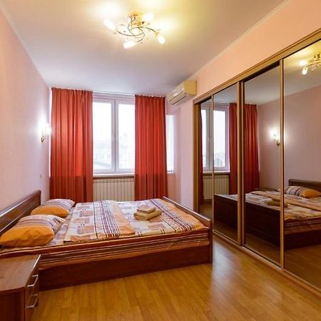 Апартаменти 3-Кімнатні Поруч З М. Театральна Kiev Luaran gambar